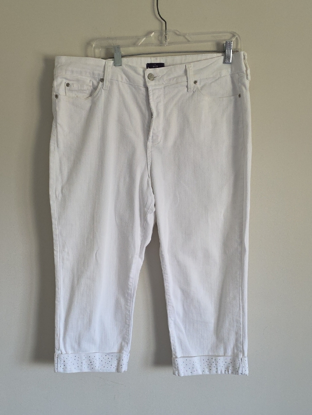NYDJ | white cropped jeans featuring cuffed hems with studs Sz 16